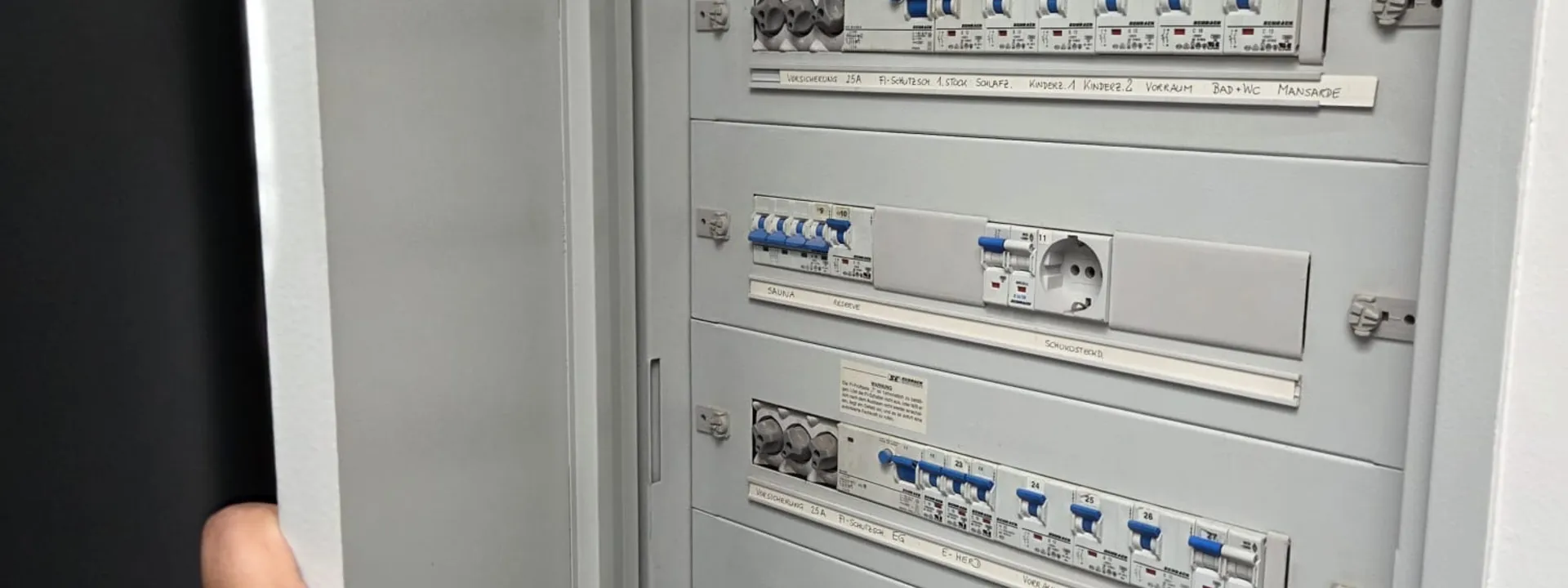 Elektrobefund Wien – Sicherungskasten wird von Elektriker geprüft