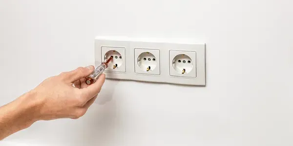 Steckdosenmontage in einer Wiener Wohnung