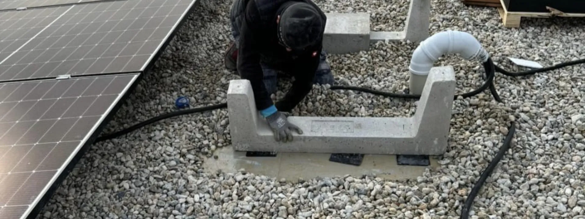 Fatih Kiraçti bei der Arbeit auf dem Dach - Photovoltaik-Installation